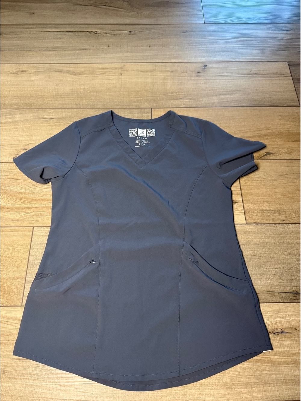 WonderWink Renew Women’s Small Gray V-Neck Scrub Top Modern Fit Zip Pockets